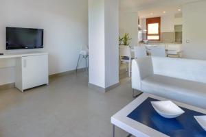 滨海托萨Tossa dreams的客厅配有白色沙发和电视