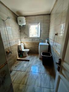亚历山大Haidar House a private rooms for men only at shared apartment غرف خاصه للرجال فقط的一间带卫生间、水槽和窗户的浴室