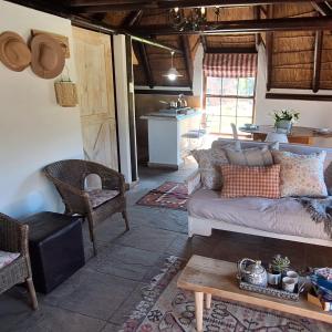 乔治Prospect Farm Cottages的客厅配有沙发和桌子