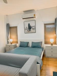拉威海滩Rawai Valley Resort的一间卧室设有两张床和两个窗户。