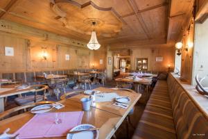 圣玛利亚瓦尔姆斯塔尔B&B Villa Stelvio的用餐室配有木桌和椅子
