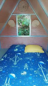 圣路易斯Camping D'Tente Paradise的一个小房间的一个床位,设有窗户