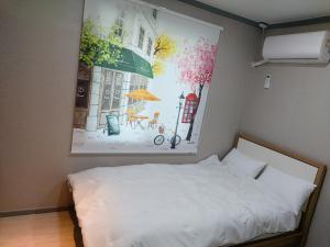 釜山Ara Guesthouse的一间卧室配有一张壁画床