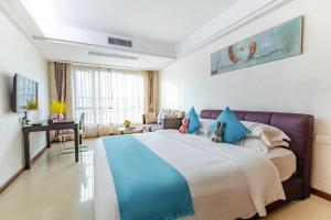 广州WAIFIDEN service Apartment Min Jian Fianance Branch的一间卧室配有一张大床和一张沙发