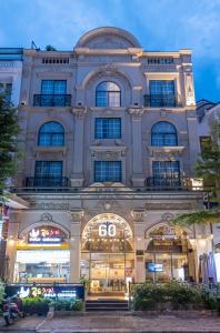 胡志明市Thao Trang Laluxe Hotel Phu My Hung的前面有商店的大建筑