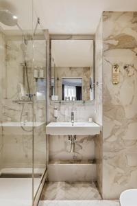 巴黎Maison Pigalle的一间带水槽和淋浴的浴室