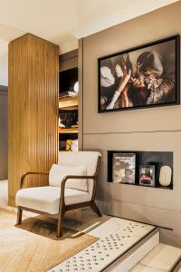 巴黎Maison Pigalle的客厅配有椅子和壁炉