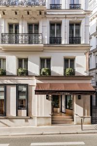 巴黎Maison Pigalle的公寓大楼前面设有遮阳篷