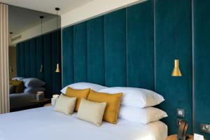ŻurrieqDeep Blu Boutique Hotel的一间卧室配有一张带黄色和白色枕头的大床