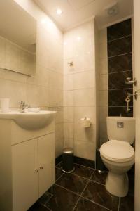 雅典Sunlit Apartment with Acropolis View的浴室配有白色卫生间和盥洗盆。