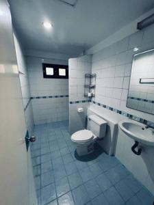 苏梅岛bungalow的一间带卫生间和水槽的浴室