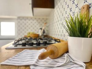 热那亚Appartamento del Duca的厨房柜台设有炉灶和木勺