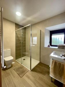 桑提亚纳德玛Maysa的带淋浴、卫生间和盥洗盆的浴室