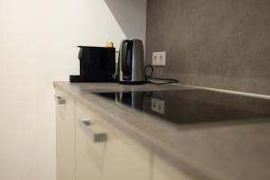 埃因霍温Keizersgracht Eindhoven的厨房柜台配有微波炉和咖啡机。