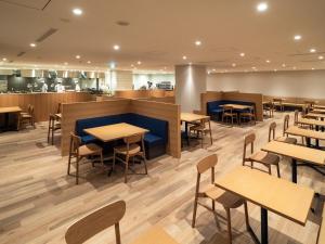 上川町層雲閣的一间带桌椅和柜台的餐厅