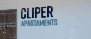 普拉加德阿罗Cliper Apartments by Escampa Hotels的看网络电器的建筑物的侧面标志