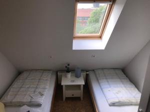魏玛Pension Alte Remise im Kammergut Tiefurt的小型客房 - 带2张床和窗户