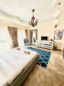 迪拜DARÏ的一间大卧室,配有一张大床和吊灯