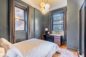 纽约Apartment 242: Upper West Side的卧室配有一张床、一张书桌和窗户。