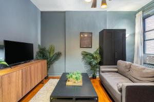 纽约Apartment 242: Upper West Side的带沙发和平面电视的客厅