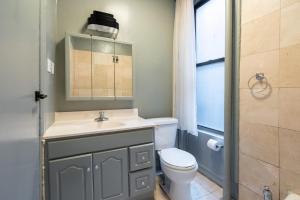 纽约Apartment 242: Upper West Side的一间带水槽、卫生间和镜子的浴室