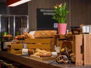 阿利仙罗马斯-瓦伦斯TGV车站宜必思尚品酒店的一张桌子上面有很多不同类型的面包