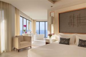 卡武埃鲁特佛理卡夫优瑞酒店的配有一张床和一把椅子的酒店客房