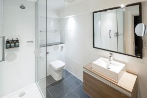 索利赫尔索利赫尔假日酒店的一间带水槽、卫生间和镜子的浴室
