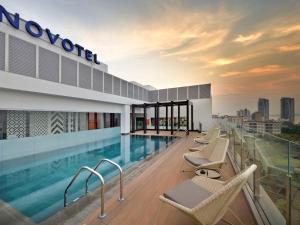 金沙萨Novotel Kinshasa La Gombe的建筑物屋顶上的游泳池