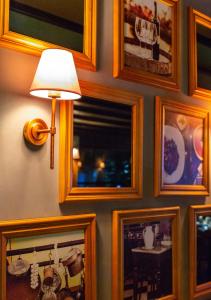 埃迪尔内Alan Suites的墙上挂着照片,上面挂着灯