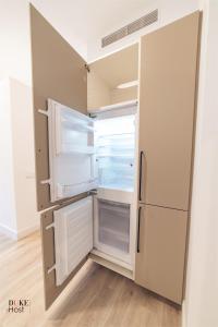马德里5Torres Apartment的厨房里空着冰箱,门开