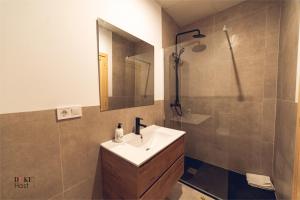 马德里5Torres Apartment的一间带水槽和淋浴的浴室