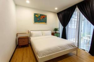 阿罗士打Rumah Satu by NK的卧室配有白色的床和窗户。