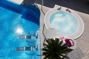 滕诺阿格里特瑞斯特里美食与放松酒店的游泳池的顶部景色