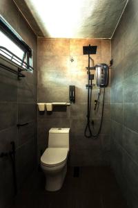 阿罗士打Rumah Satu by NK的一间带卫生间和淋浴的浴室。