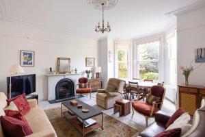 伦敦Veeve - Courtside Charms的客厅配有家具和壁炉