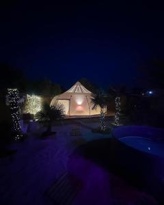 卡塔尼亚Bubble Glamping Sicily的夜间带圣诞灯的帐篷