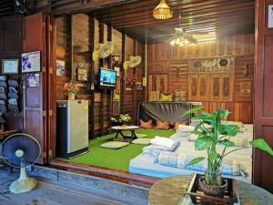 安帕瓦班美酒店的客厅配有沙发和桌子