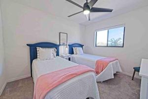 威尼斯Shamrock Park, Legacy Trail and Manasota Key!的一间卧室配有两张床和吊扇