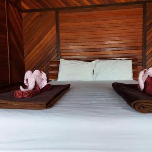 皮皮岛皮皮沙海景度假村 的床上有两条毛巾