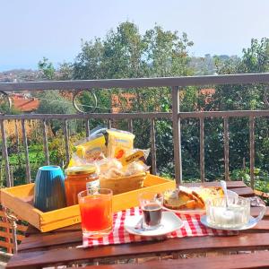 阿杰罗拉La Locanda del Pettirosso的阳台上的野餐桌,提供食物和饮料