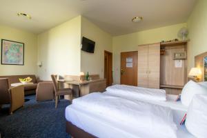 柏林格鲁内瓦尔德景观酒店的酒店客房设有两张床和一张桌子。