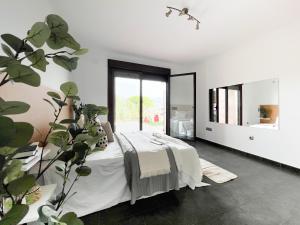 哈赖斯德拉韦拉CASA VISTA SIERRA的一间卧室配有一张床和盆栽植物
