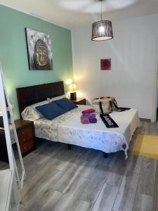 洛斯克里斯蒂亚诺斯Apartamento Sofia Los Cristianos的一间卧室配有两张床和一盏灯