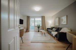 科布伦茨FR02 - Design Apartment Koblenz City - 1 Bedroom的客厅配有沙发和桌子