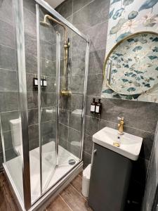 温彻斯特Kyoto Rooms Winchester的带淋浴和盥洗盆的浴室
