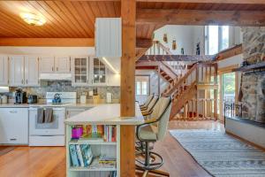 杰克逊Mountain-View Jackson Hideaway with Deck!的厨房配有白色橱柜和木制楼梯。