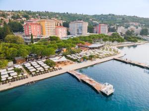 波尔托罗Hotel Slovenija - Terme & Wellness LifeClass的享有码头的度假村空中景致
