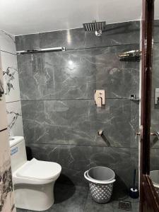 科钦Hosted by Resmi Jayalal的一间带卫生间的浴室和大理石墙