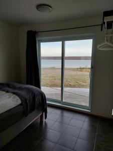 华姆斯唐吉Guesthouse 46的卧室设有海景大窗户
